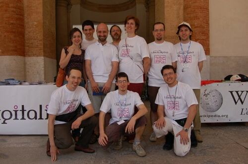 Foto di gruppo durante il Festival delle libertà digitali a Vicenza, sotto la Loggia del Capitaniato, con alcuni wikimediani, soci del LUG di Vicenza e l'attore-autore Christian Biasco.