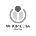 Logo Wikimedia Italia verticale scala di grigi.png