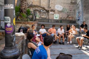 Lo sticker Wikipedia e quello di Scambi Festival attaccati su un lampione alla Pigna.