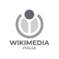 Logo Wikimedia Italia verticale scala di grigi.svg